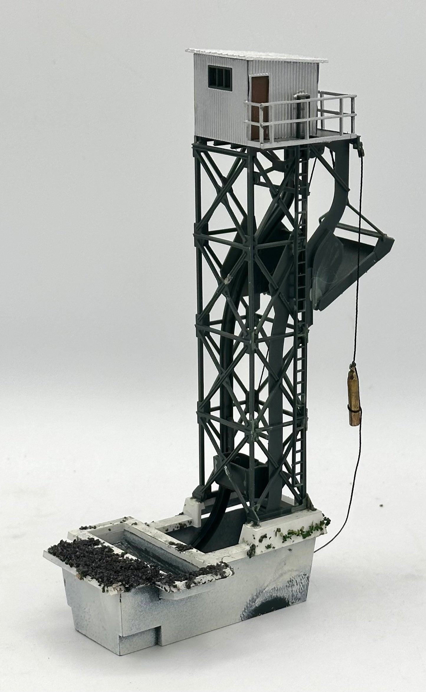 Walthers Cornerstone 933-3181 HO Scale Cinder Conveyor & Ash Pit, Fully Assembled