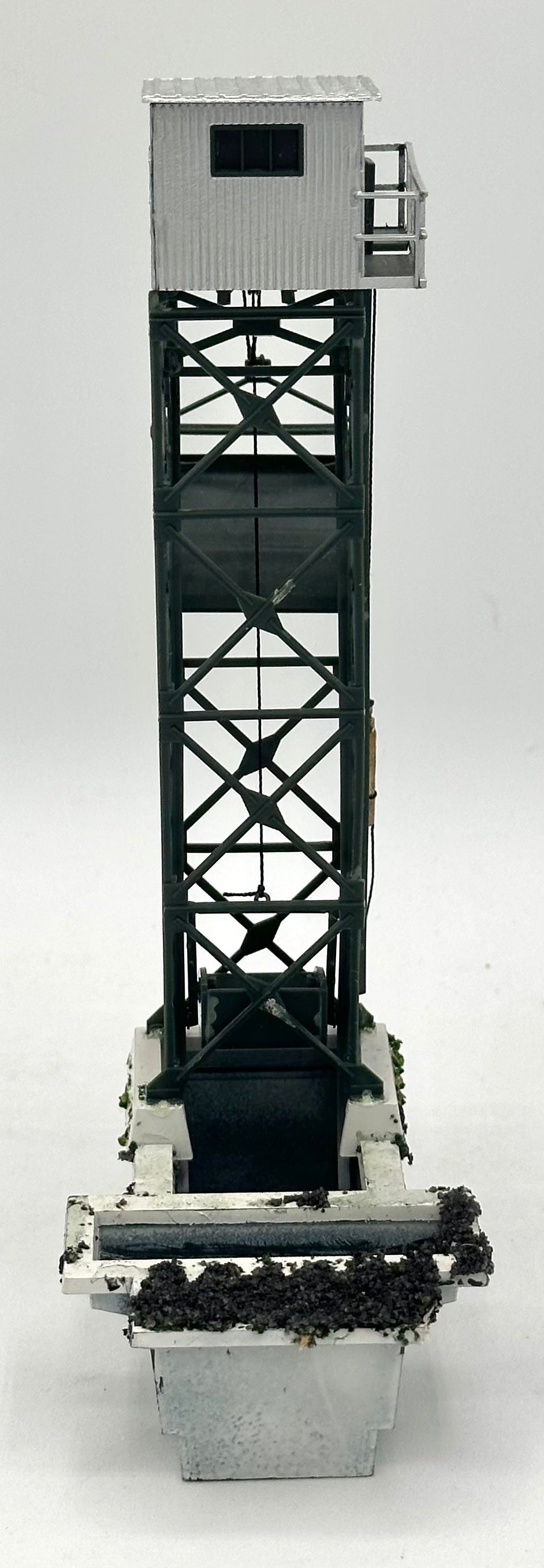 Walthers Cornerstone 933-3181 HO Scale Cinder Conveyor & Ash Pit, Fully Assembled