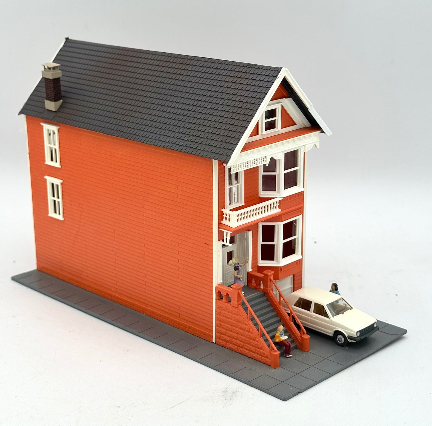 Walthers Cornerstone 931-950 HO Scale Kavanaugh House Victorian Style, Fully Assembled