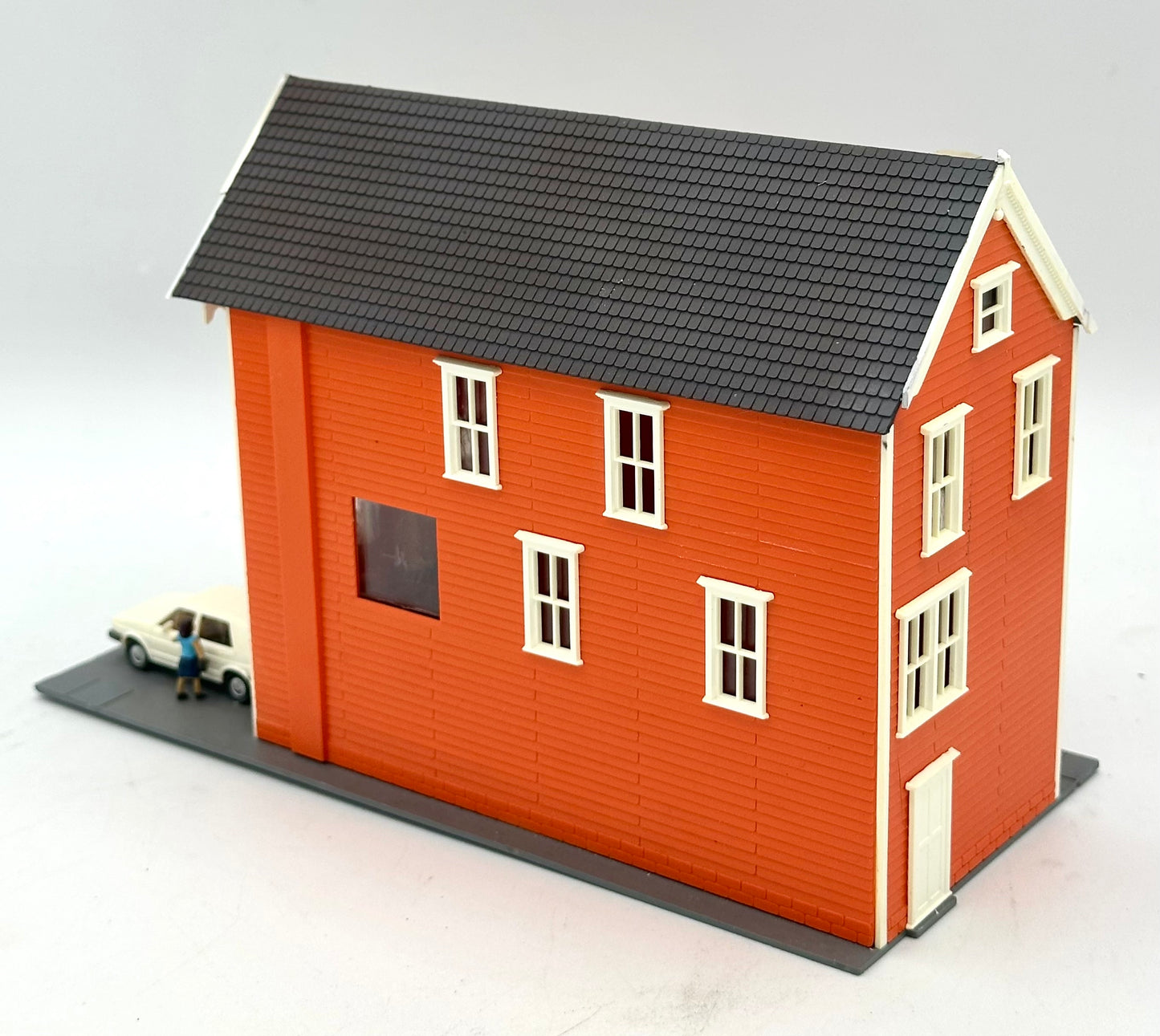 Walthers Cornerstone 931-950 HO Scale Kavanaugh House Victorian Style, Fully Assembled