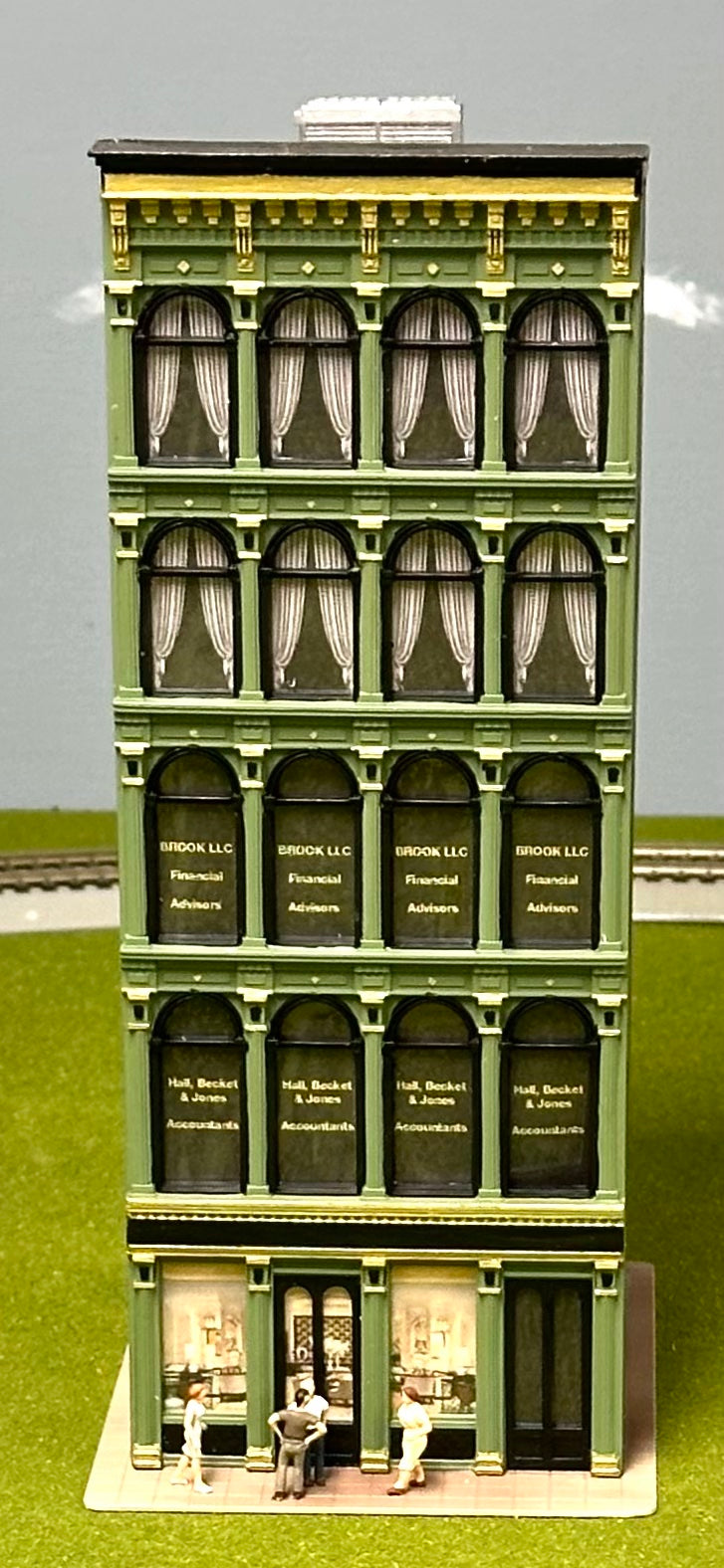 City Classics HO Scale Custom Painted 5-Story Art Deco Building " Office Block" Street Figures Lighted