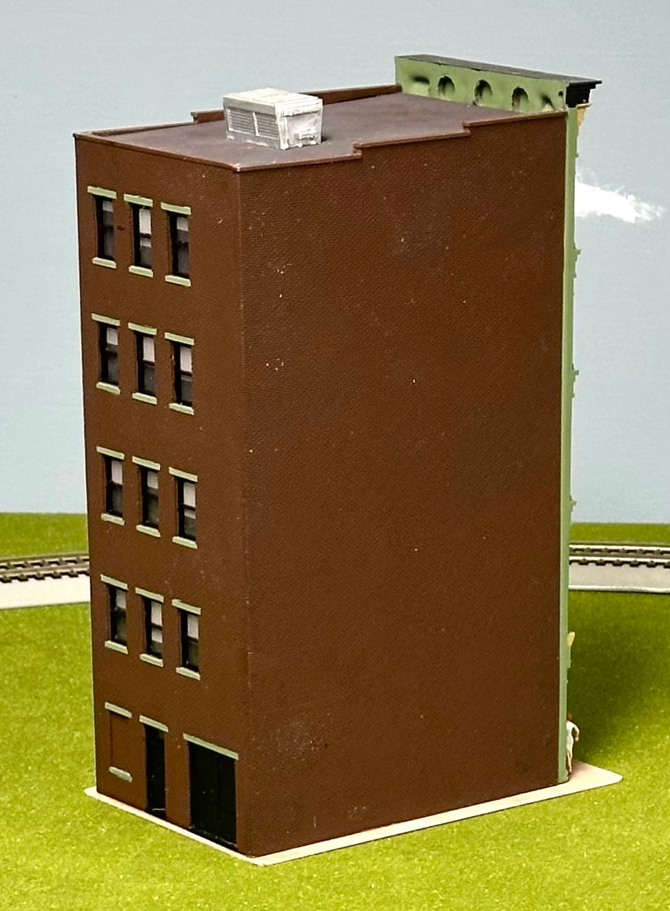City Classics HO Scale Custom Painted 5-Story Art Deco Building " Office Block" Street Figures Lighted