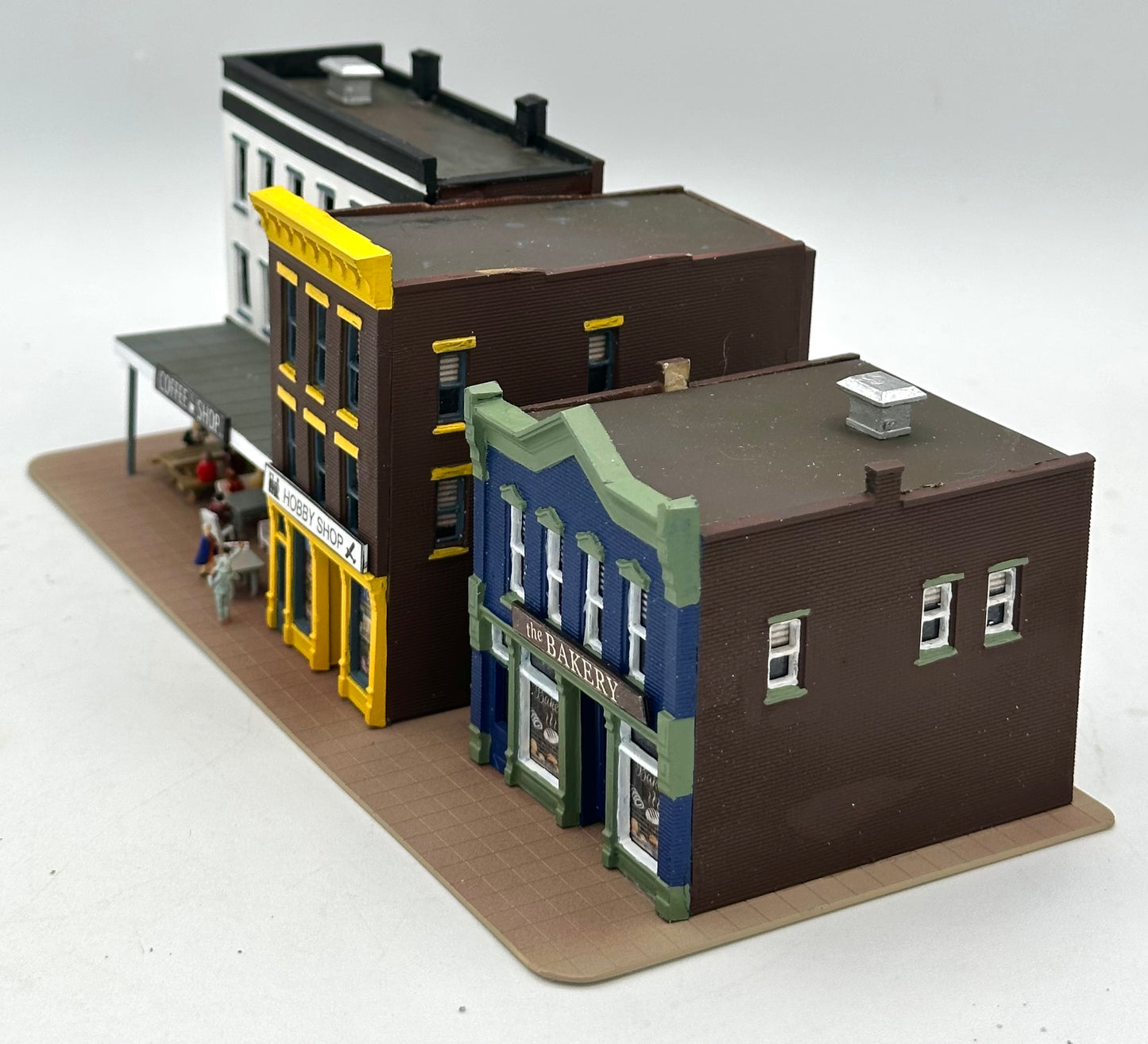 DPM N Scale, Row of 3 Shops individually LED lighted, Custom-painted Street Figures