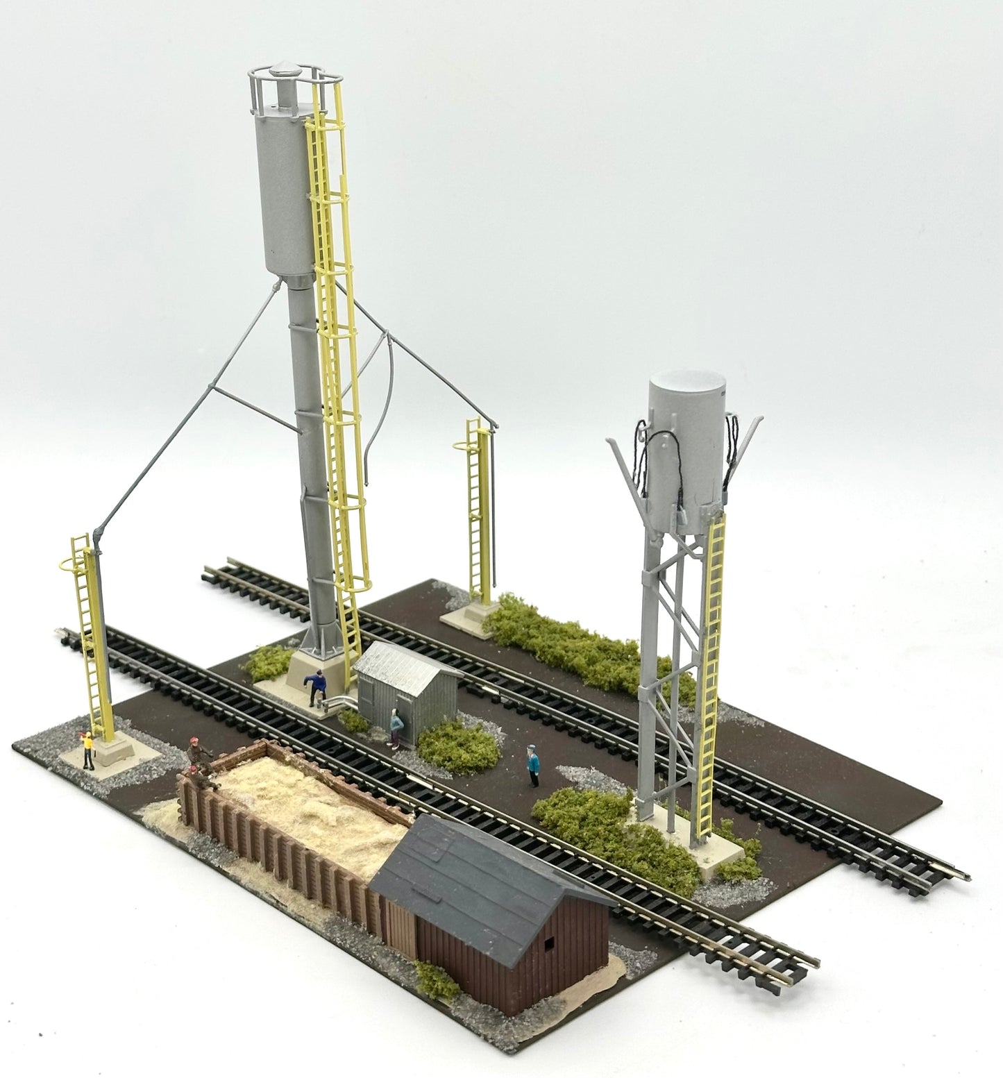 Walthers N Scale 933-3182 Sanding Towers/Drying House Fully Assembled Diorama.