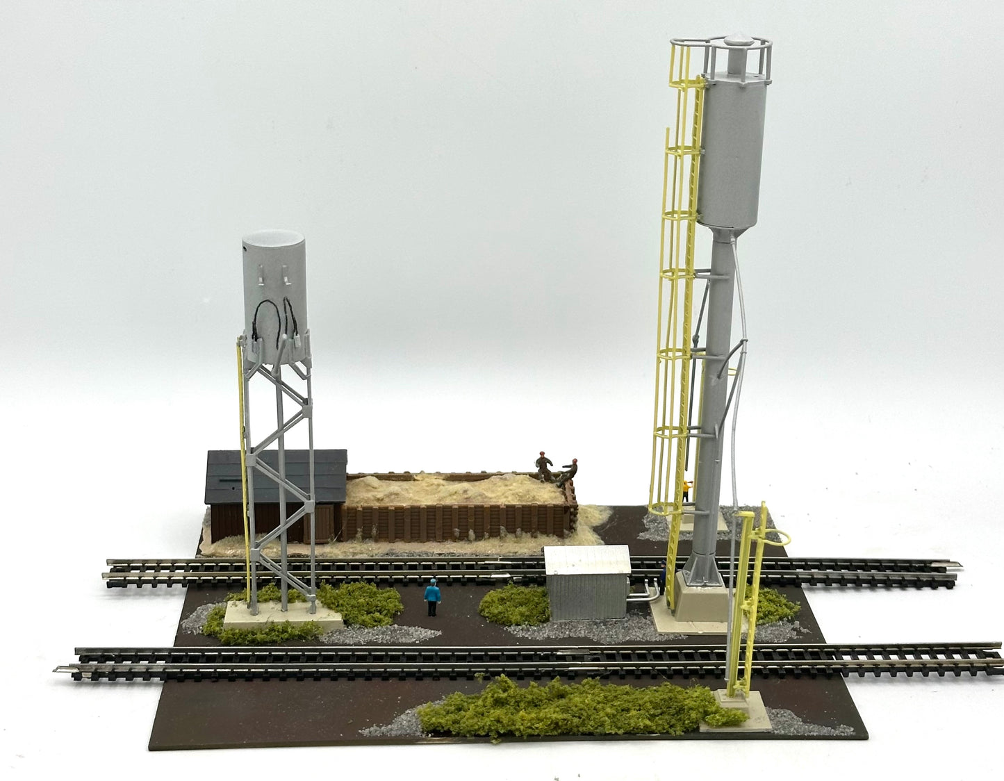 Walthers N Scale 933-3182 Sanding Towers/Drying House Fully Assembled Diorama.