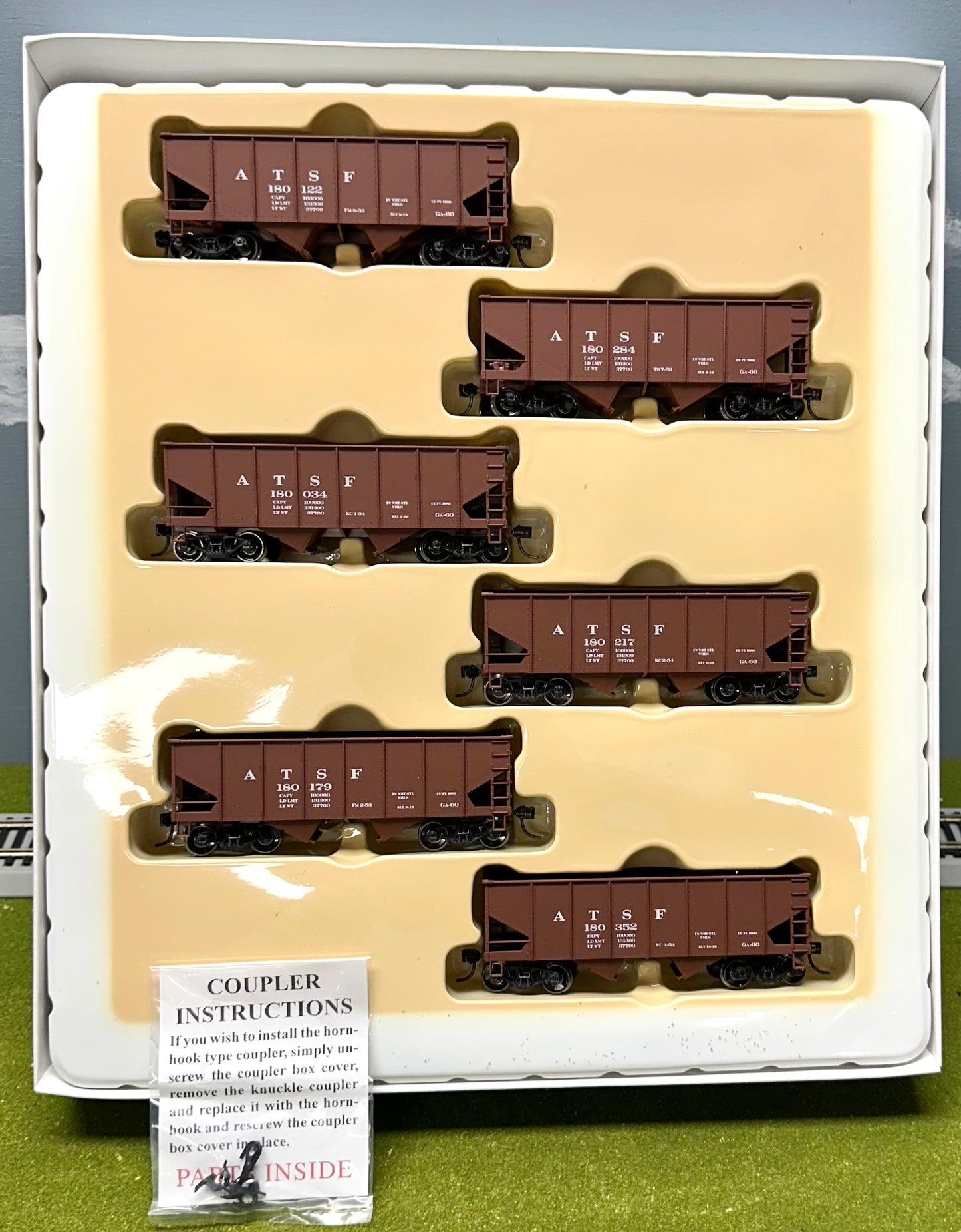 Walthers Goldline HO 932-971 ATSF USRA 55 ton 2-Bay Hoppers 6 Pack