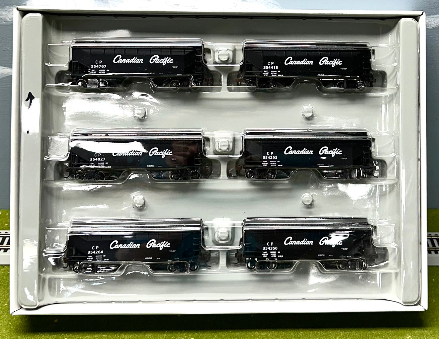 Athearn HO 70835 Canadian Pacific 34' 2- Bay Hoppers (Offset) 6 Pack