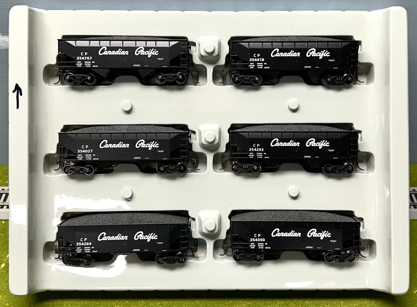 Athearn HO 70835 Canadian Pacific 34' 2- Bay Hoppers (Offset) 6 Pack