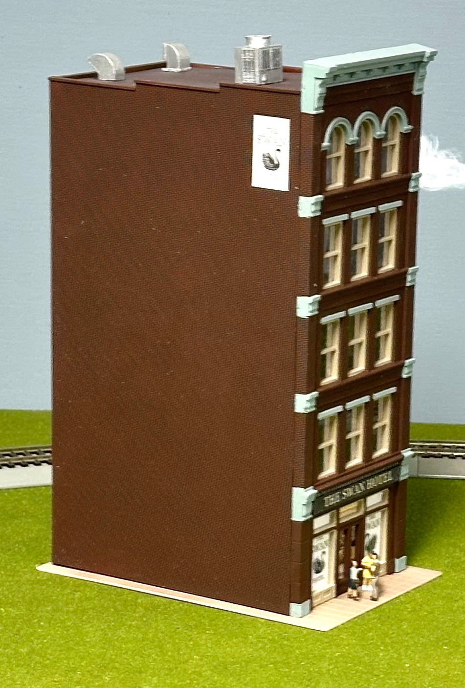 City Classics HO Scale Custom Painted 5-Story Art Deco Building "Swan Hotel" Street Figures Lighted Lighted