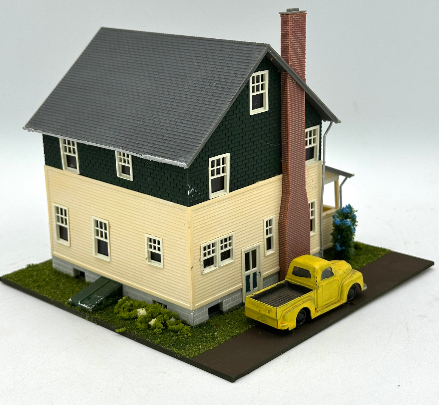 Atlas 711 HO Scale Kate's Colonial Home Fully Assembled