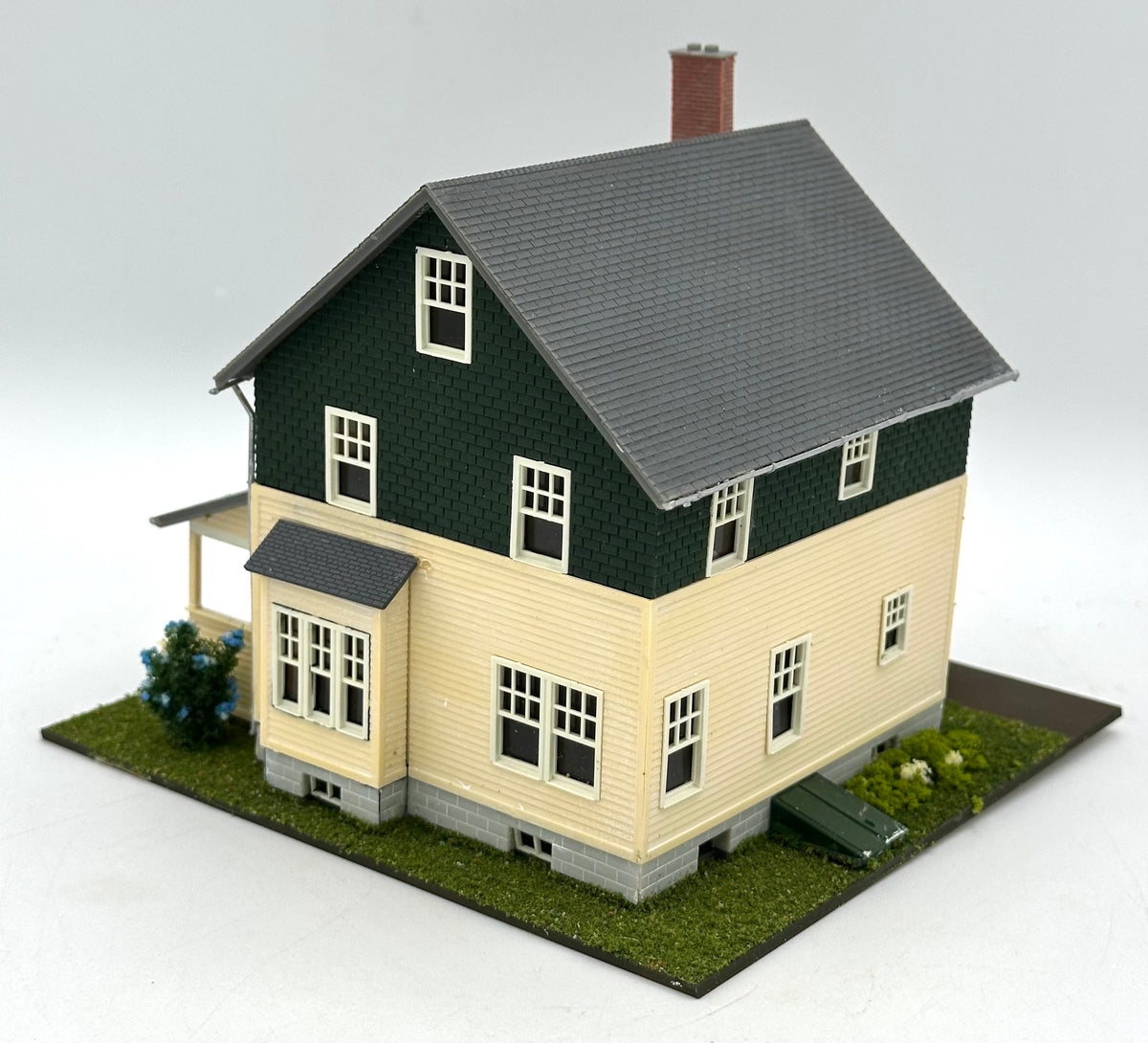 Atlas 711 HO Scale Kate's Colonial Home Fully Assembled
