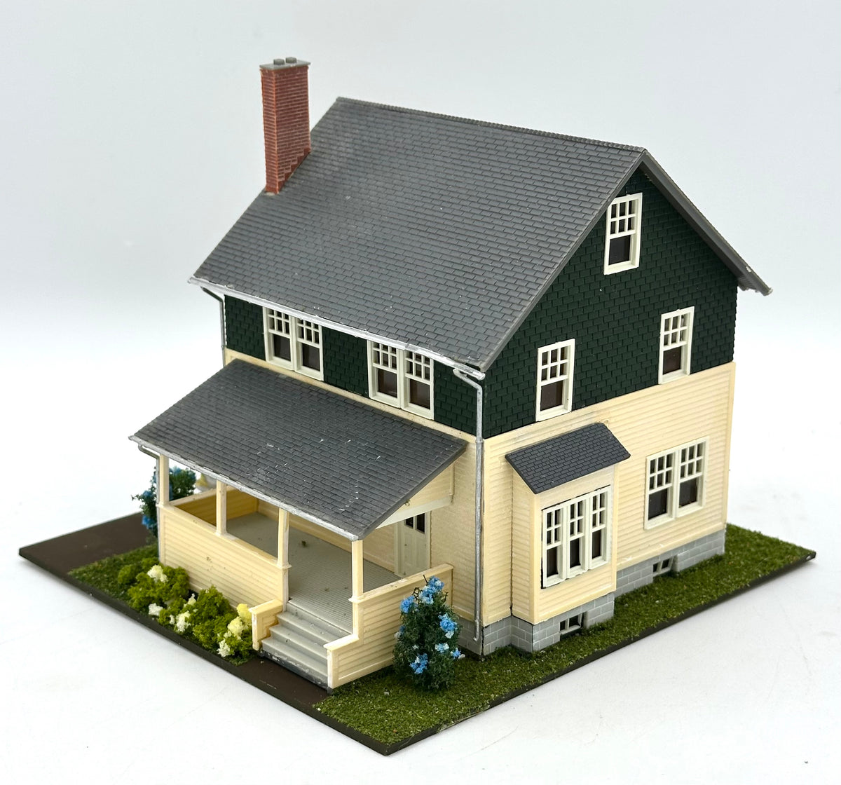 Atlas 711 HO Scale Kate's Colonial Home Fully Assembled