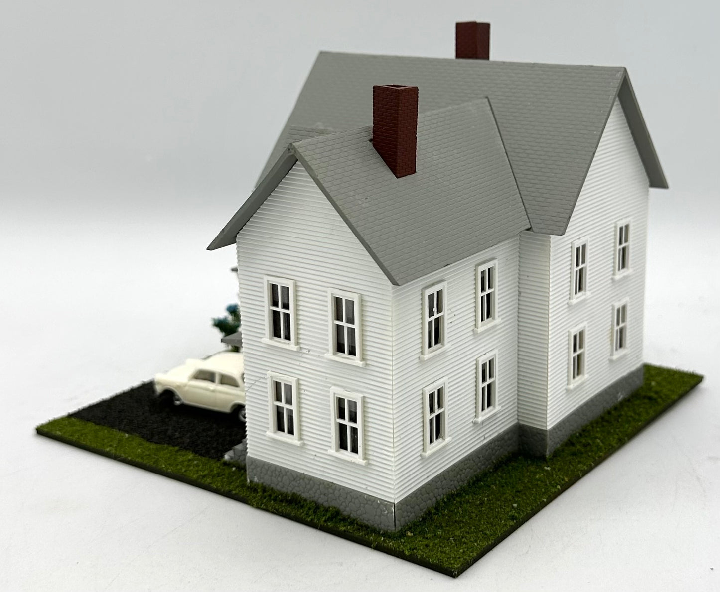 Model Power 588 HO Scale Kennedy's House Fully Assembled