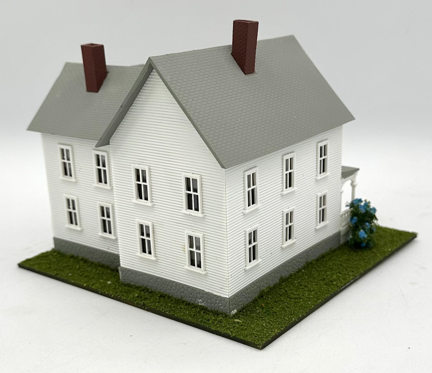 Model Power 588 HO Scale Kennedy's House Fully Assembled