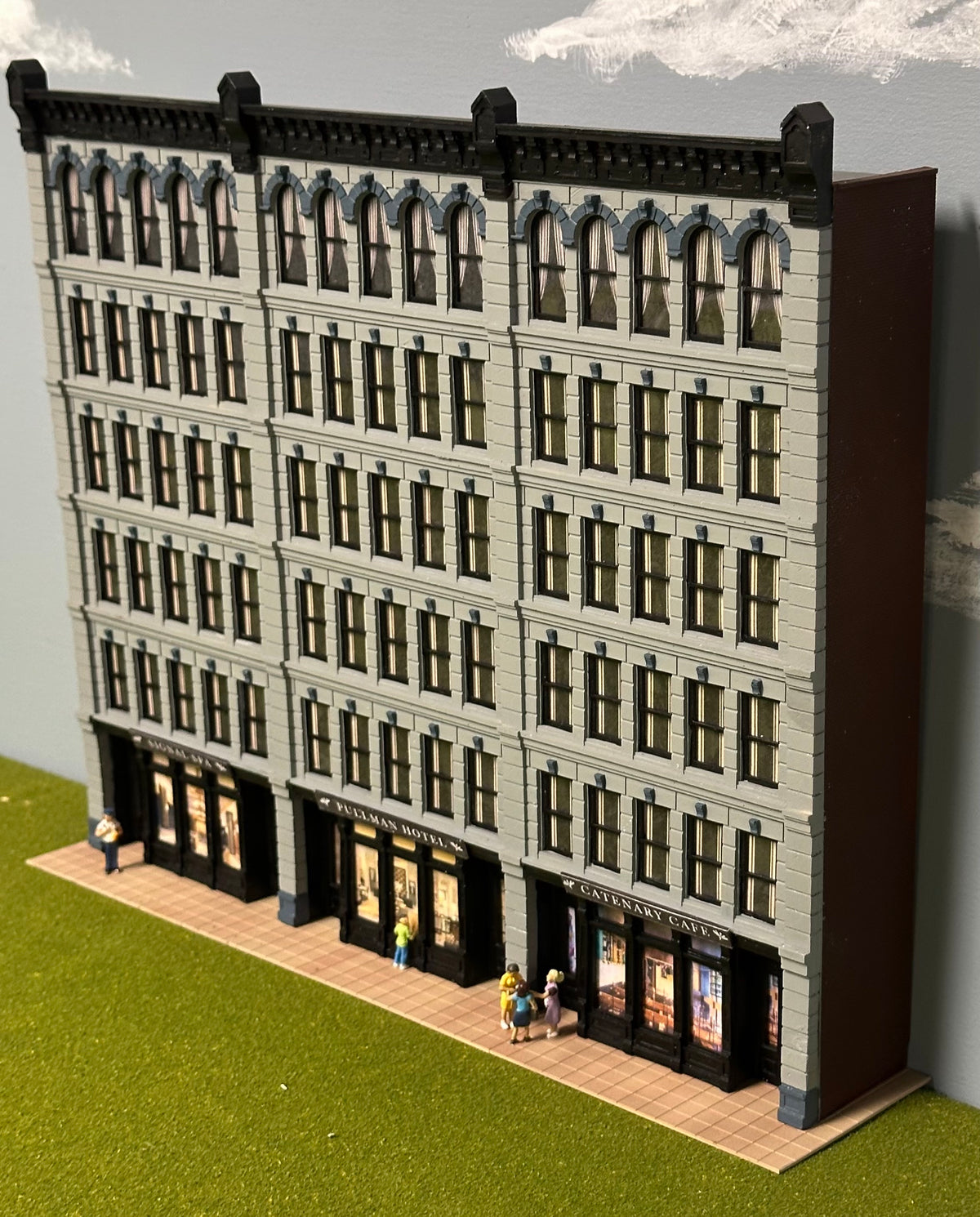 HO Scale One of a Kind Custom Painted 6-Story Art Deco Flat Building, Street Figures