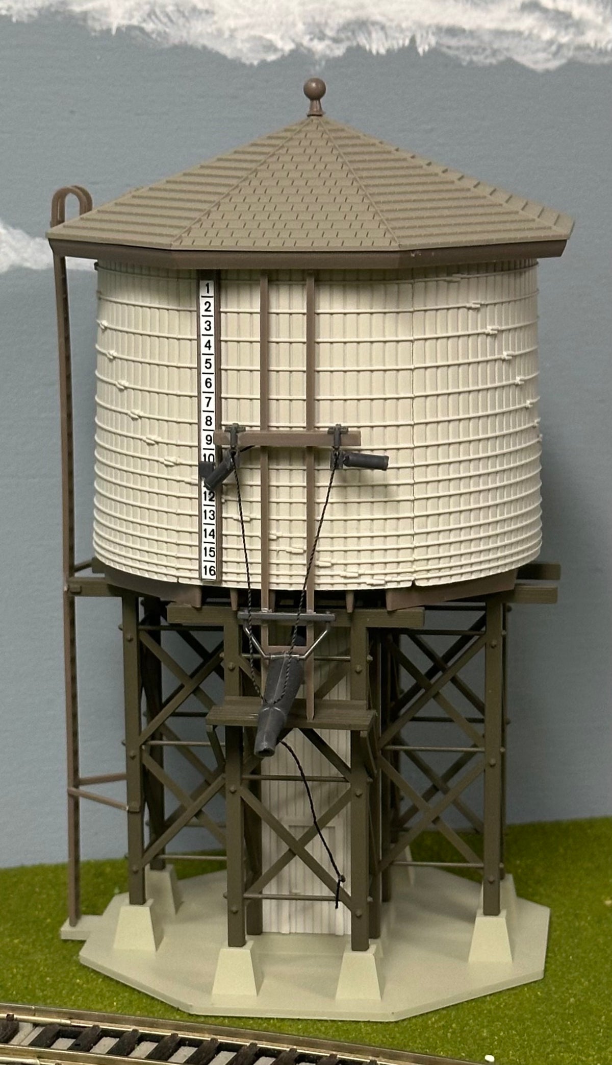 Walthers 3531 HO Scale Custom Painted Wood Water Tower