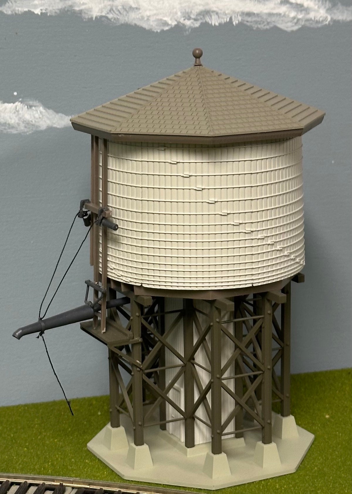 Walthers 3531 HO Scale Custom Painted Wood Water Tower