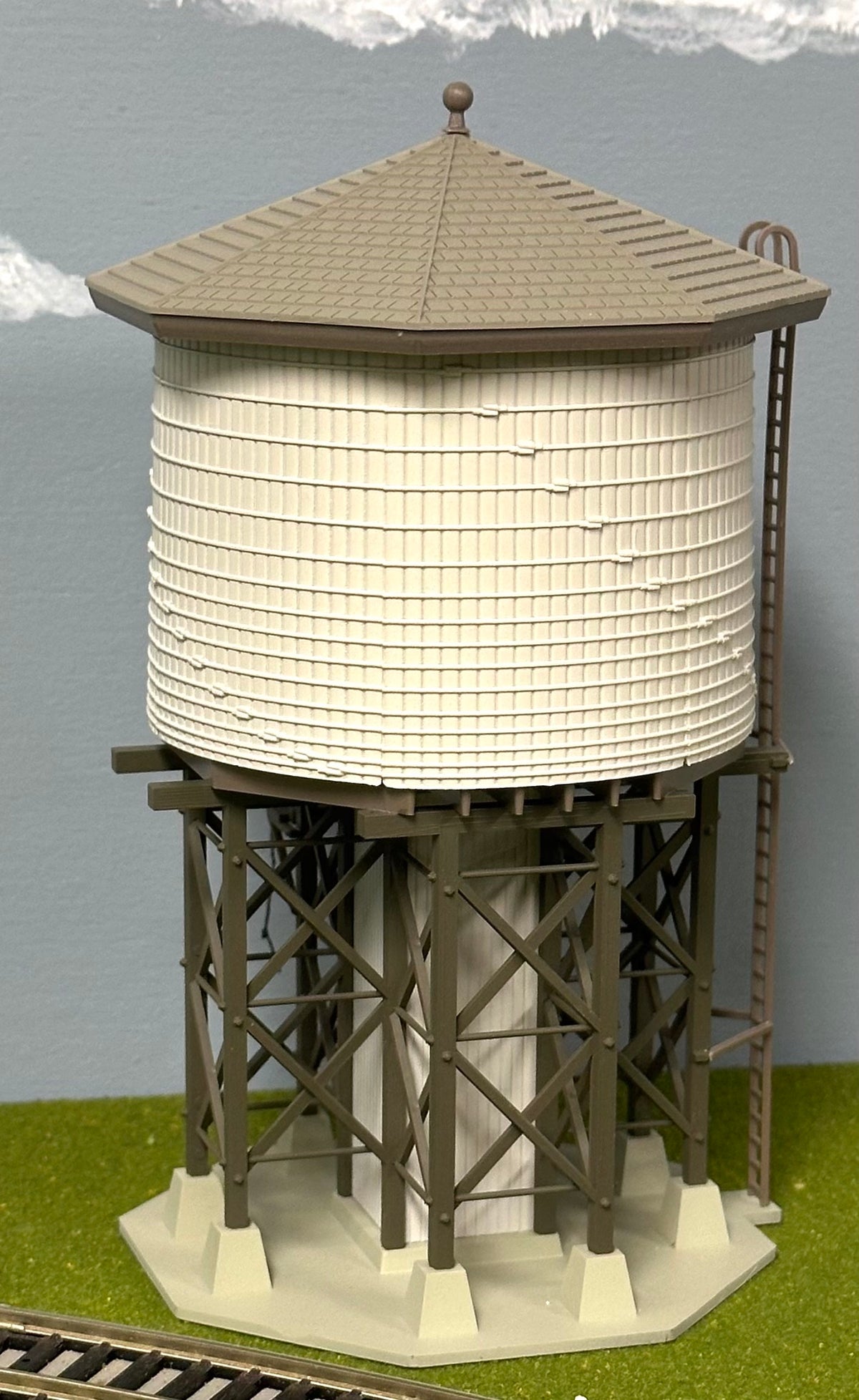 Walthers 3531 HO Scale Custom Painted Wood Water Tower