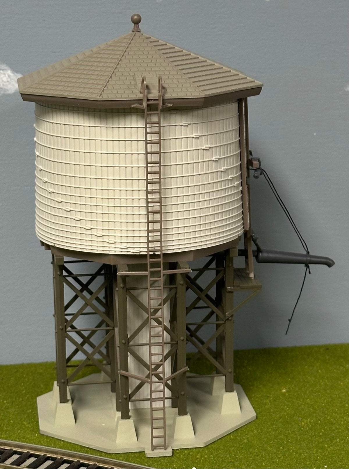 Walthers 3531 HO Scale Custom Painted Wood Water Tower