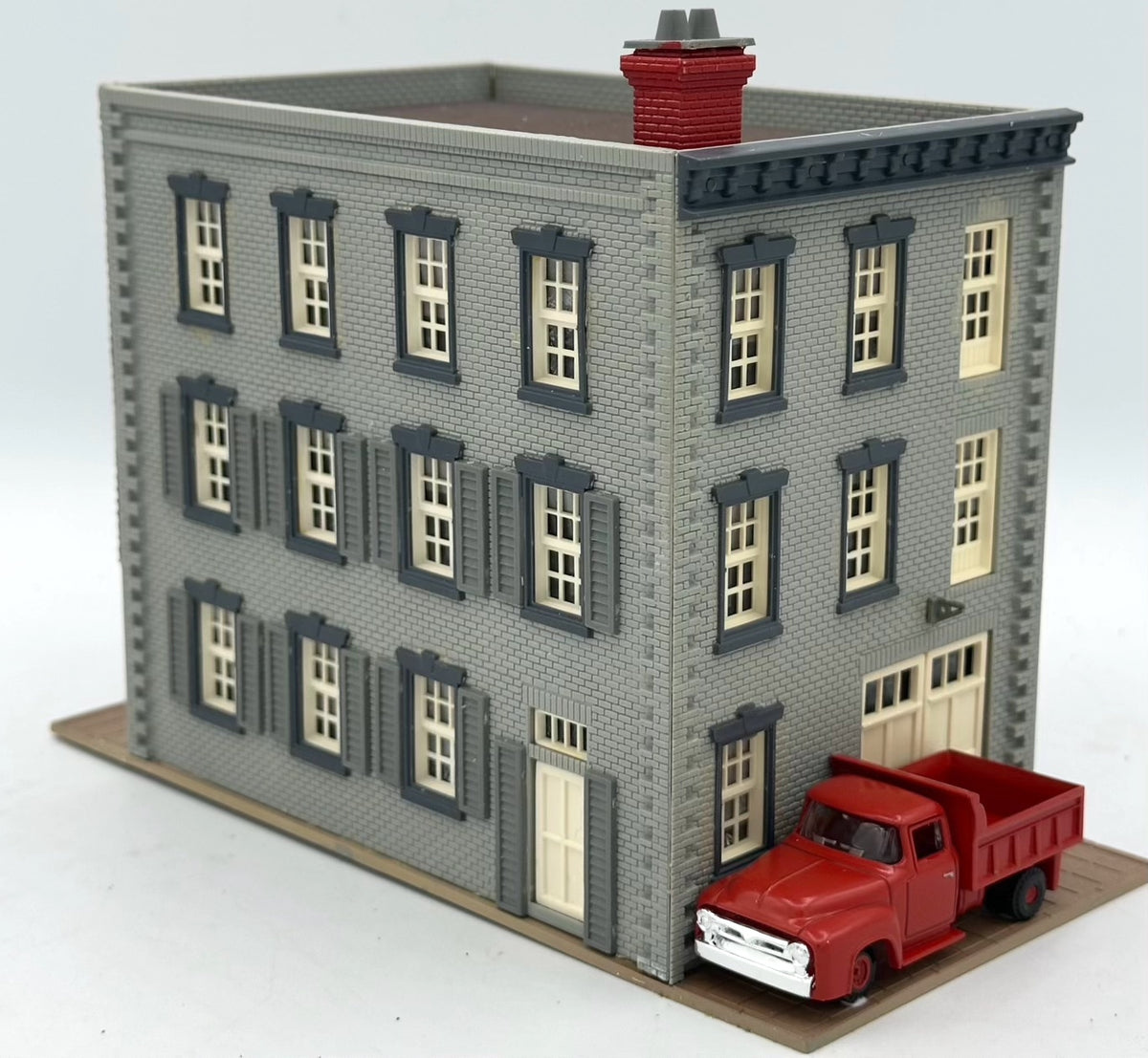 HO Scale 3-Story Apartment Block With "Joe's Bar & Grill"  Painted Fully Assembled
