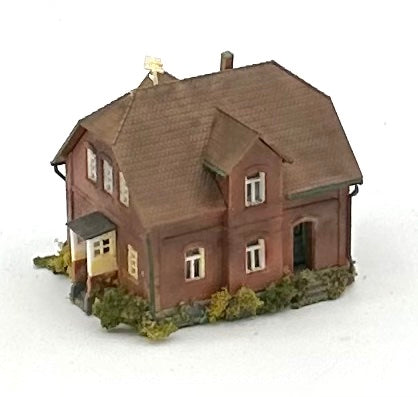 Kibri Z Scale 2-Story Custom Painted/Weathered Town House Lighted