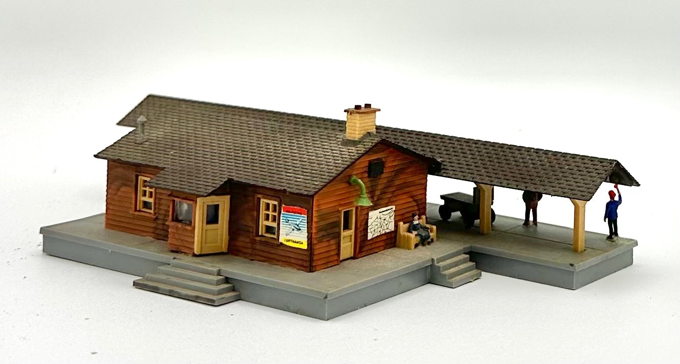 AHM N Scale 5899 "Ramsey Junction " Country Train Station, Fully Assembled.