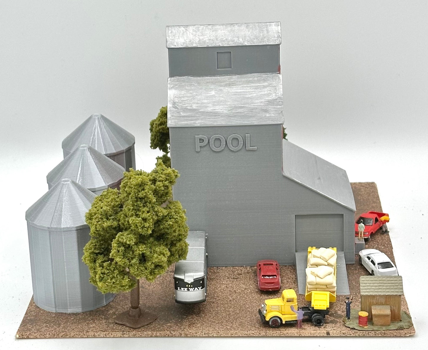 Walthers Cornerstone N Scale 933-3238 "Pool" COOP Grain Elevator + Silo's  Fully AssembledDiorama