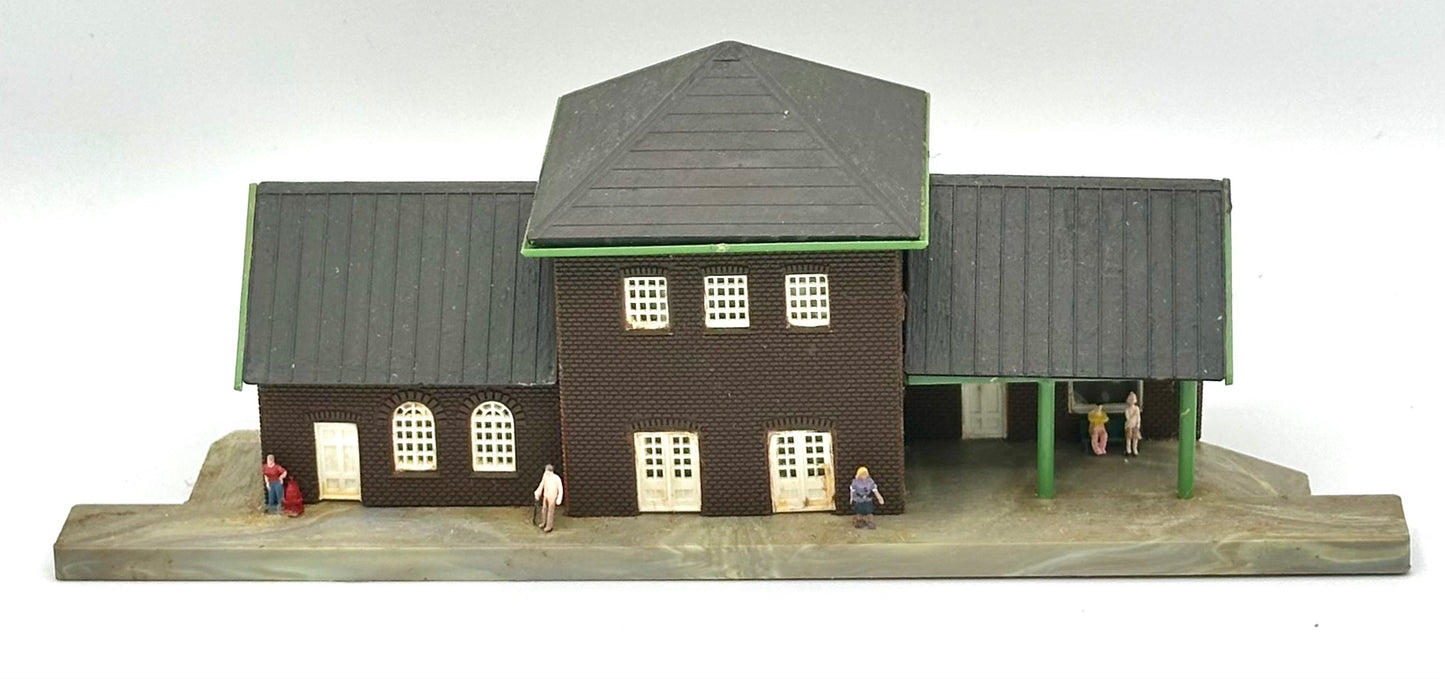 Heljan Con-Cor B640 N Scale Train Station Custom Painted Fully Assembled Lighted