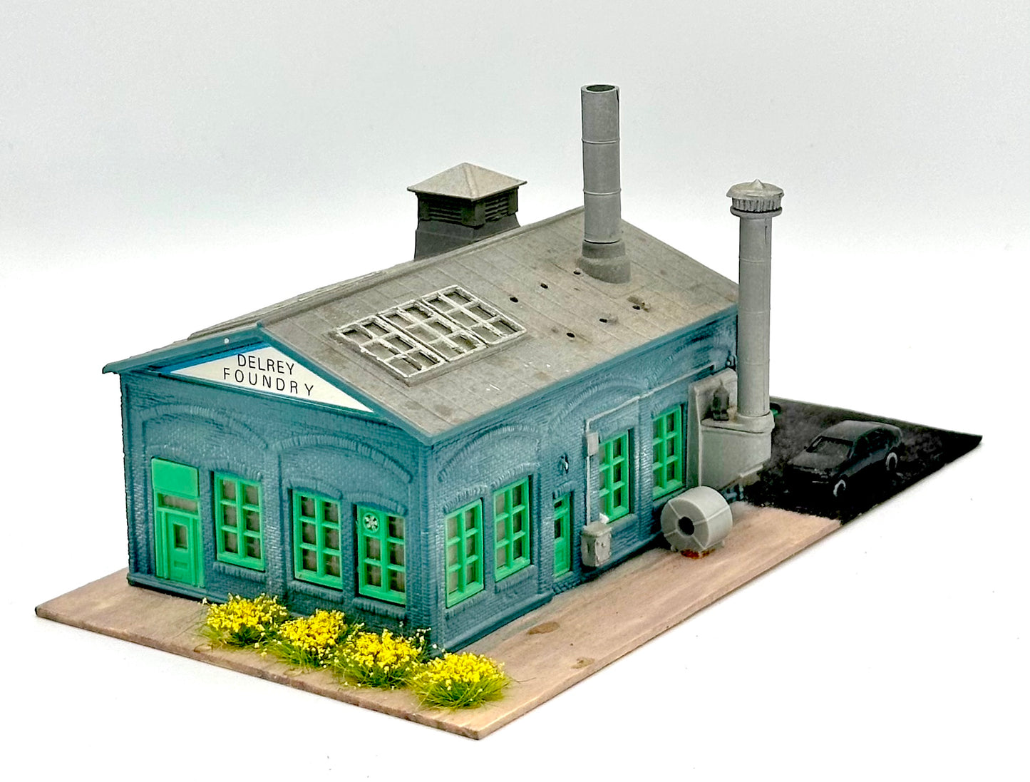 Revell N Scale Single Story Del Rey Foundry Diorama Lighted Fully assembled