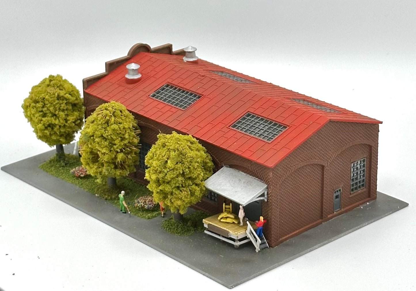 Model Power N Scale Custom Painted/Weathered Live Stock Feed Supply New Diorama Lighted