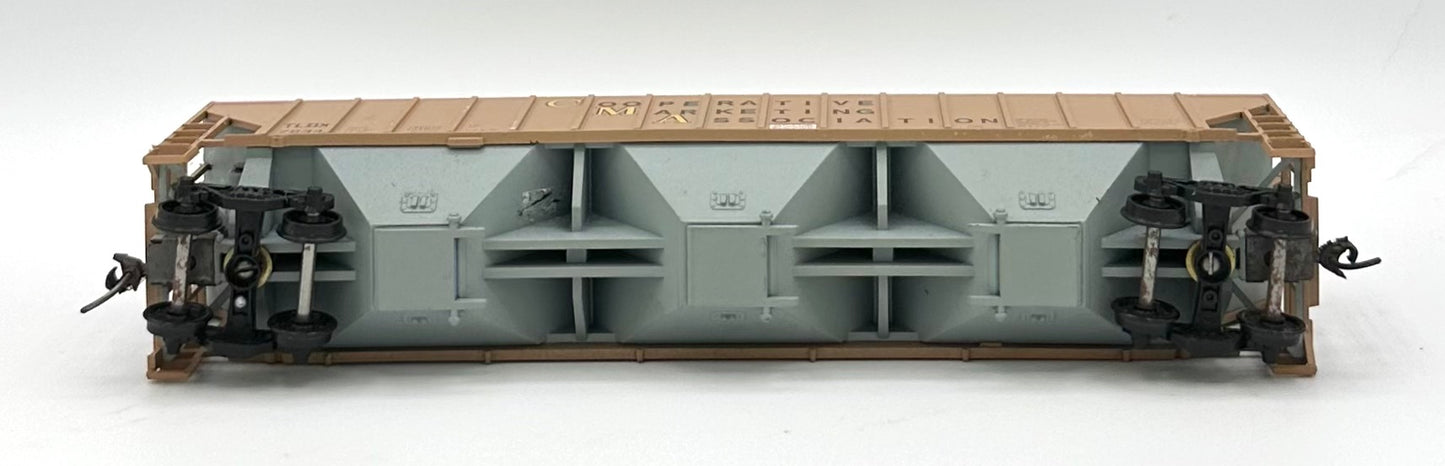 Athearn HO Scale 3 Bay Covered Hopper "Coperative Marketing Association" TLDX7634