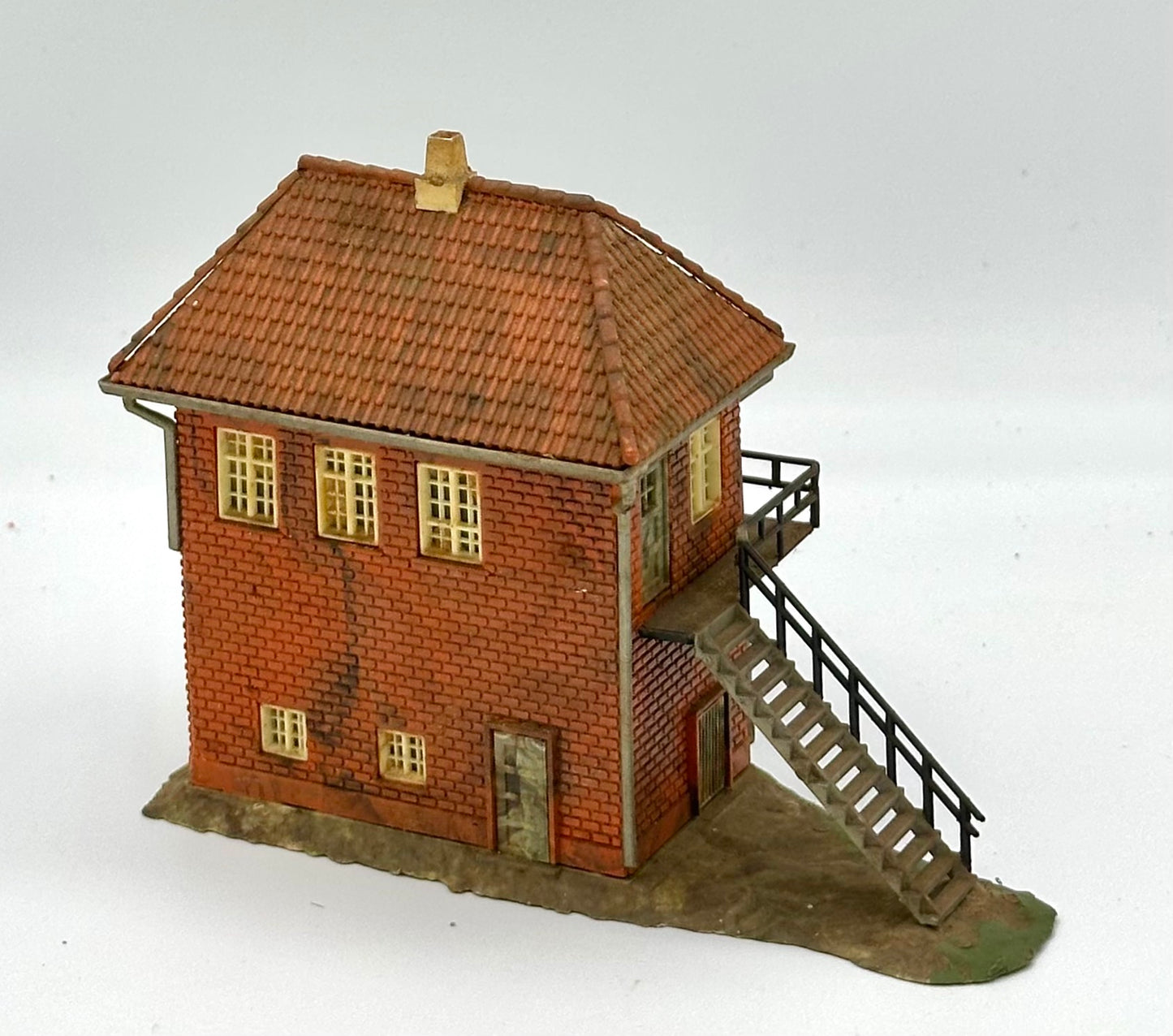 Heljan HO Scale Fully Assembled, Weathered Trackside Signal Box Building