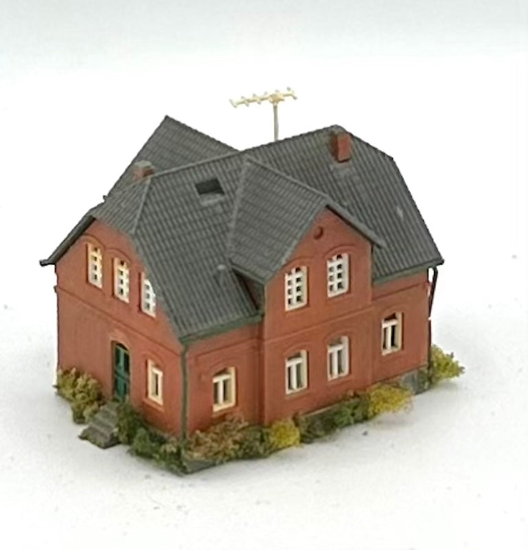 Kibri Z Scale 2-Story Custom Painted/Weathered Town House Lighted