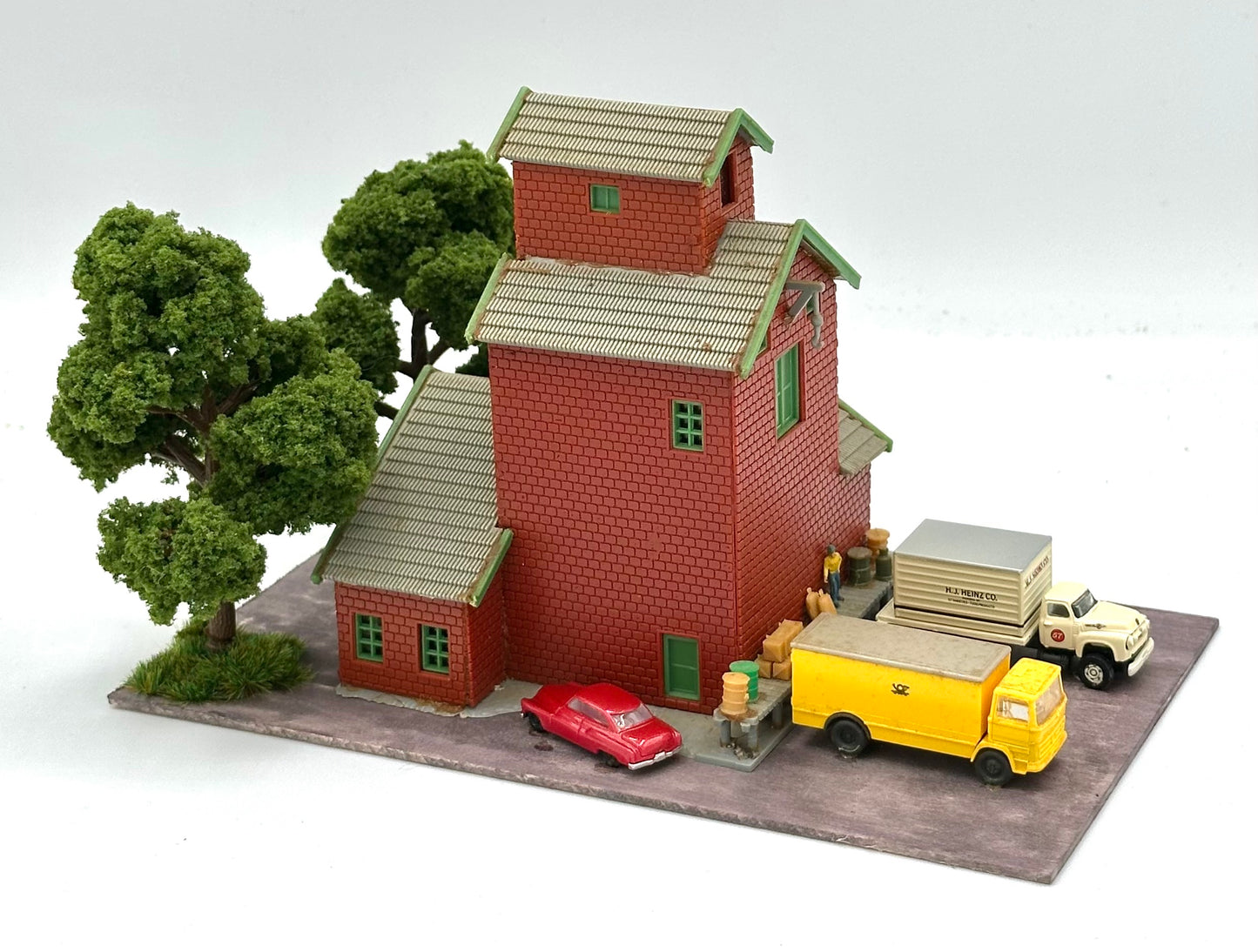 N Scale Custom Built Grain Elevator/Warehouse Diorama.