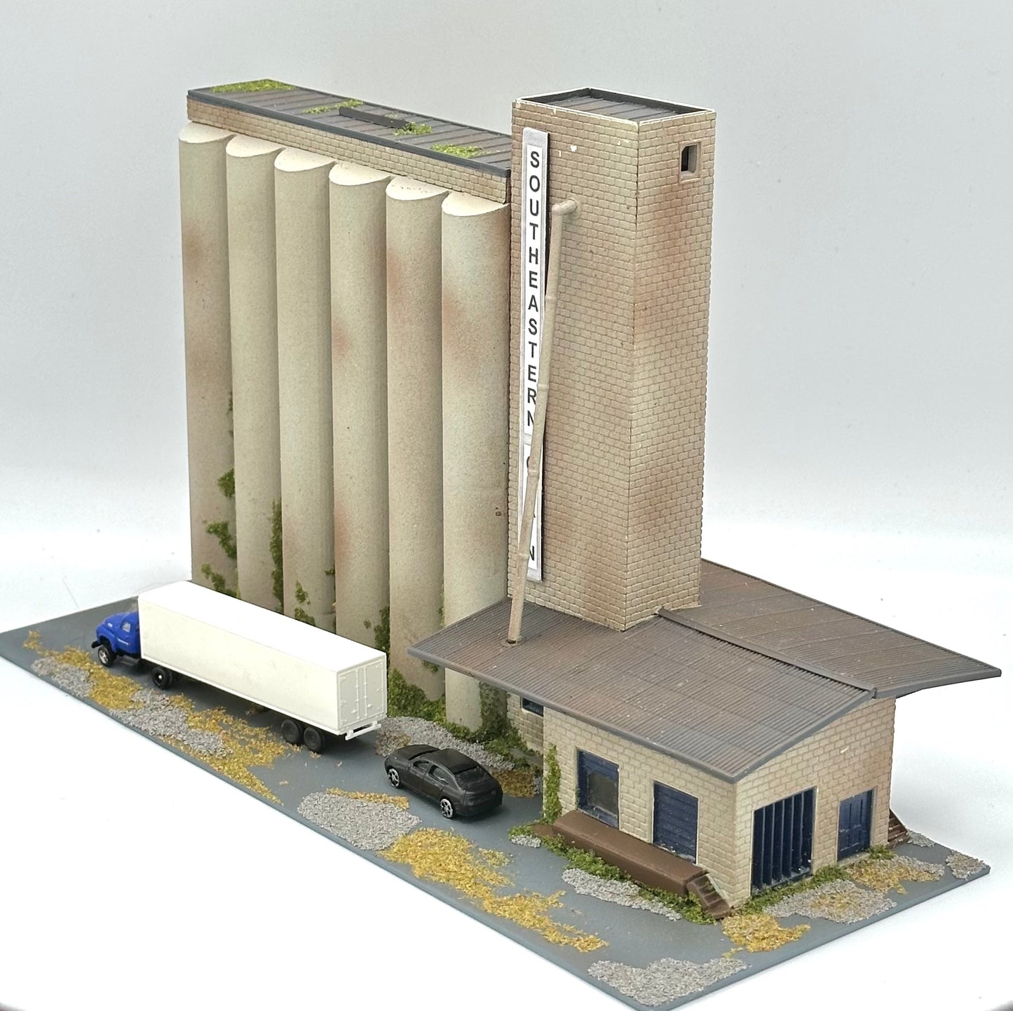 Walthers Cornerstone N Scale 933-3027 " "Southeastern Grain"  Grain Elevator Fully Assembled Diorama