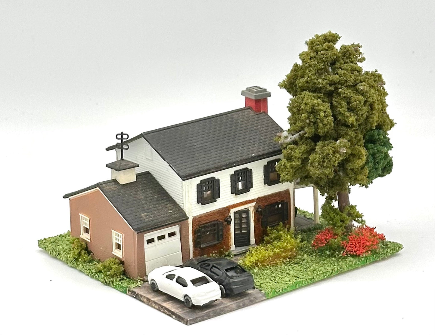 N Scale Modern Custom Painted Family Detached Home Fully Assembled Lighted