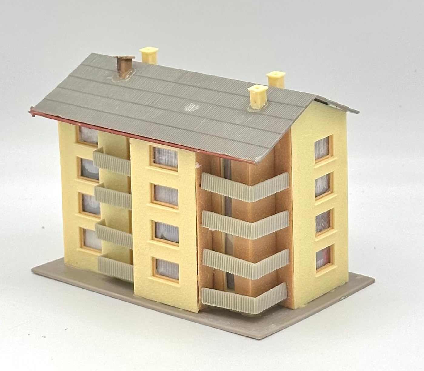 Vollmer N Scale Modern 4-Story Apartment Complex.