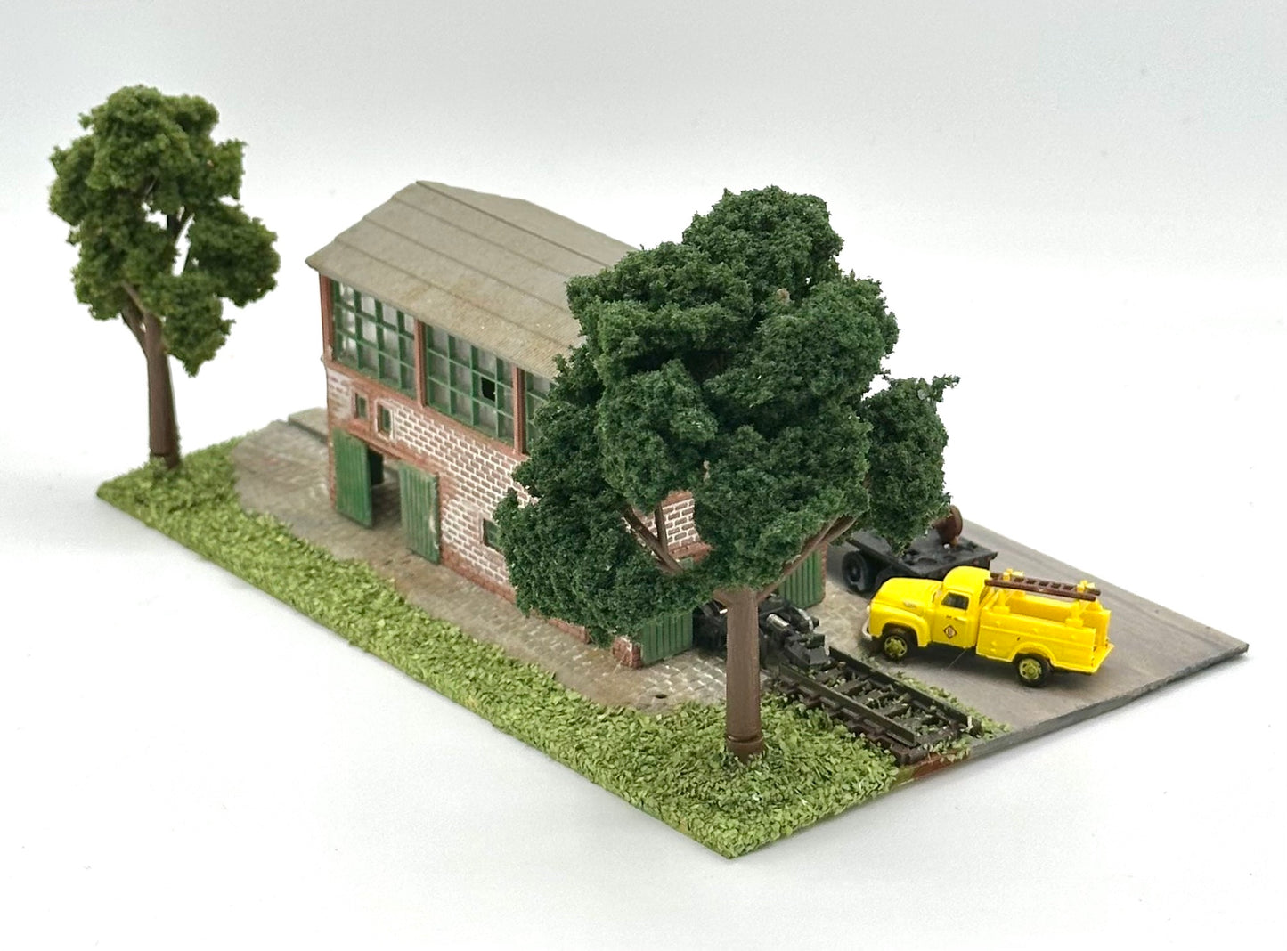 N Scale Custom Built/Painted/Weathered Engine Maintenance Shed New Diorama