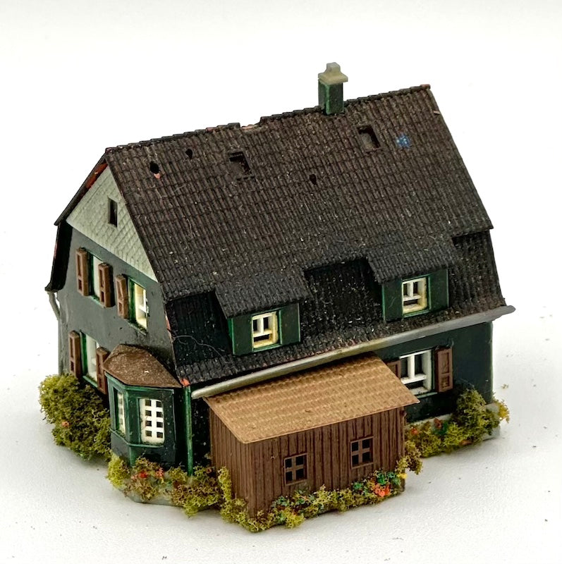 Kibri Z Scale 2-Story Town House Custom Painted/Weathered Fully Assembled Lighted