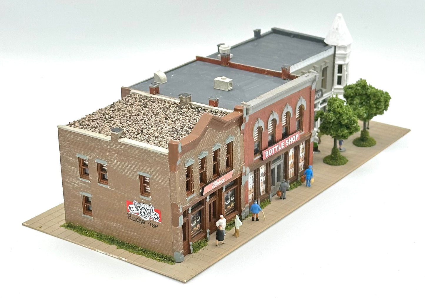 DPM N Scale 3 Custom Painted/Weathered Retail Shops Fully Assembled New Diorama