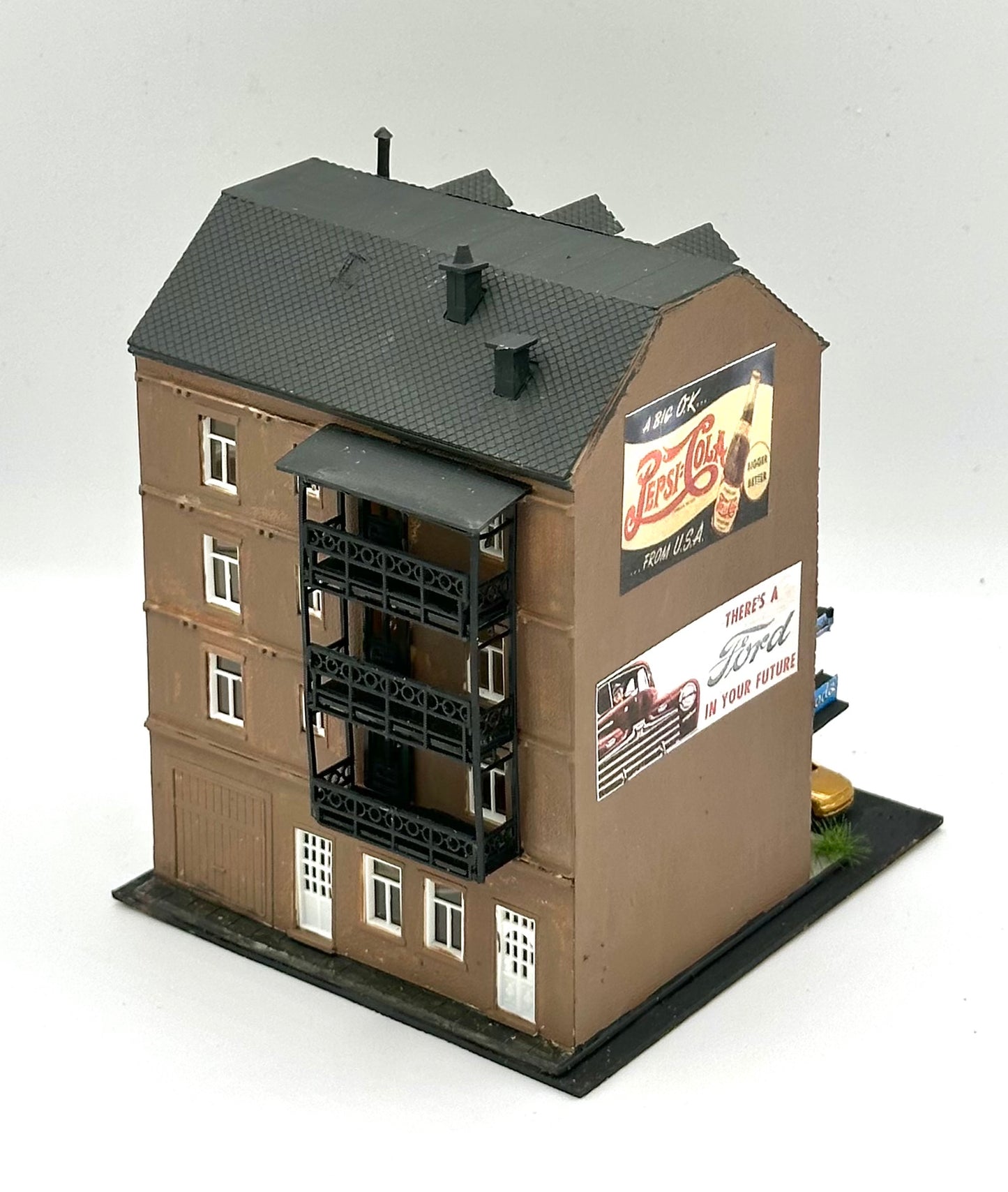 Pola N Scale Custom Painted 5-Story Apartment Building/Als Deli, New Diorama