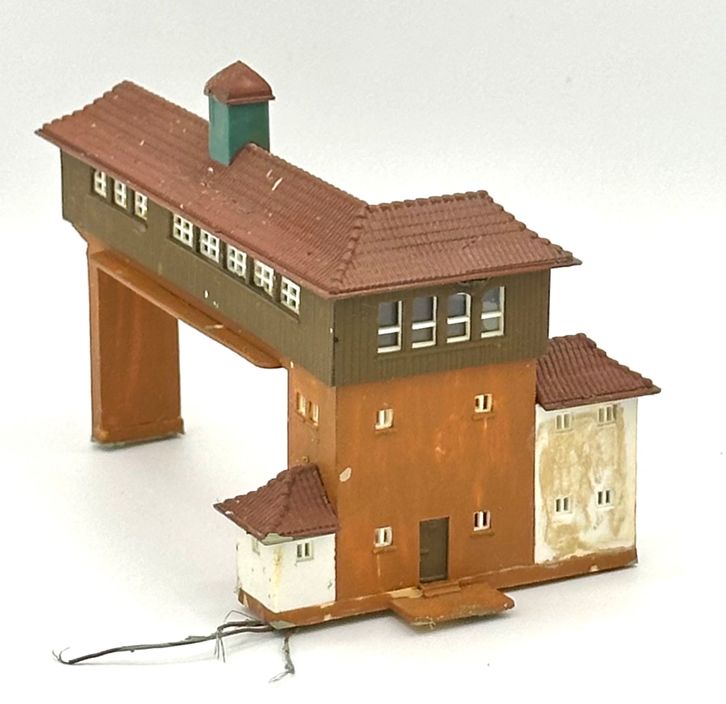 Kibri Z Scale 36730 Gantry Signal Box Painted/Weathered Fully Assembled Lighted