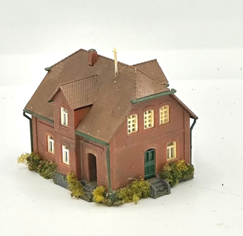 Kibri Z Scale 2-Story Custom Painted/Weathered Town House Lighted