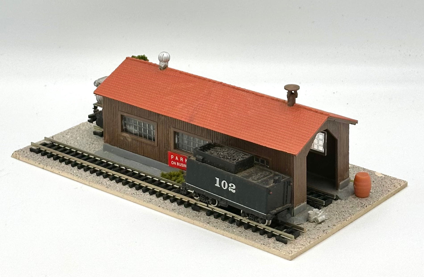 N Scale Custom Built Locomotive Maintenance Shed + Dummy Engine/Tender Diorama.