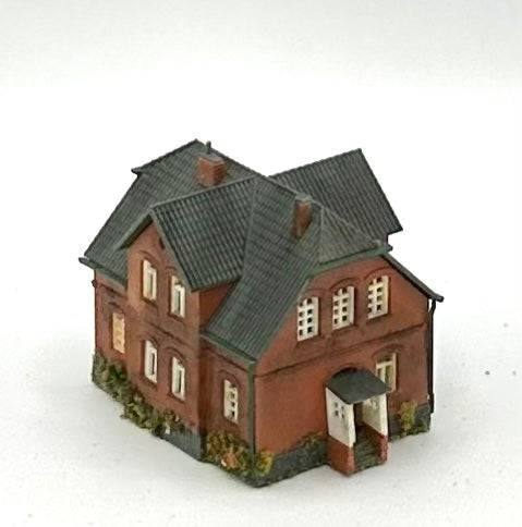 Kibri Z Scale 2-Story Custom Painted/Weathered Town House Lighted