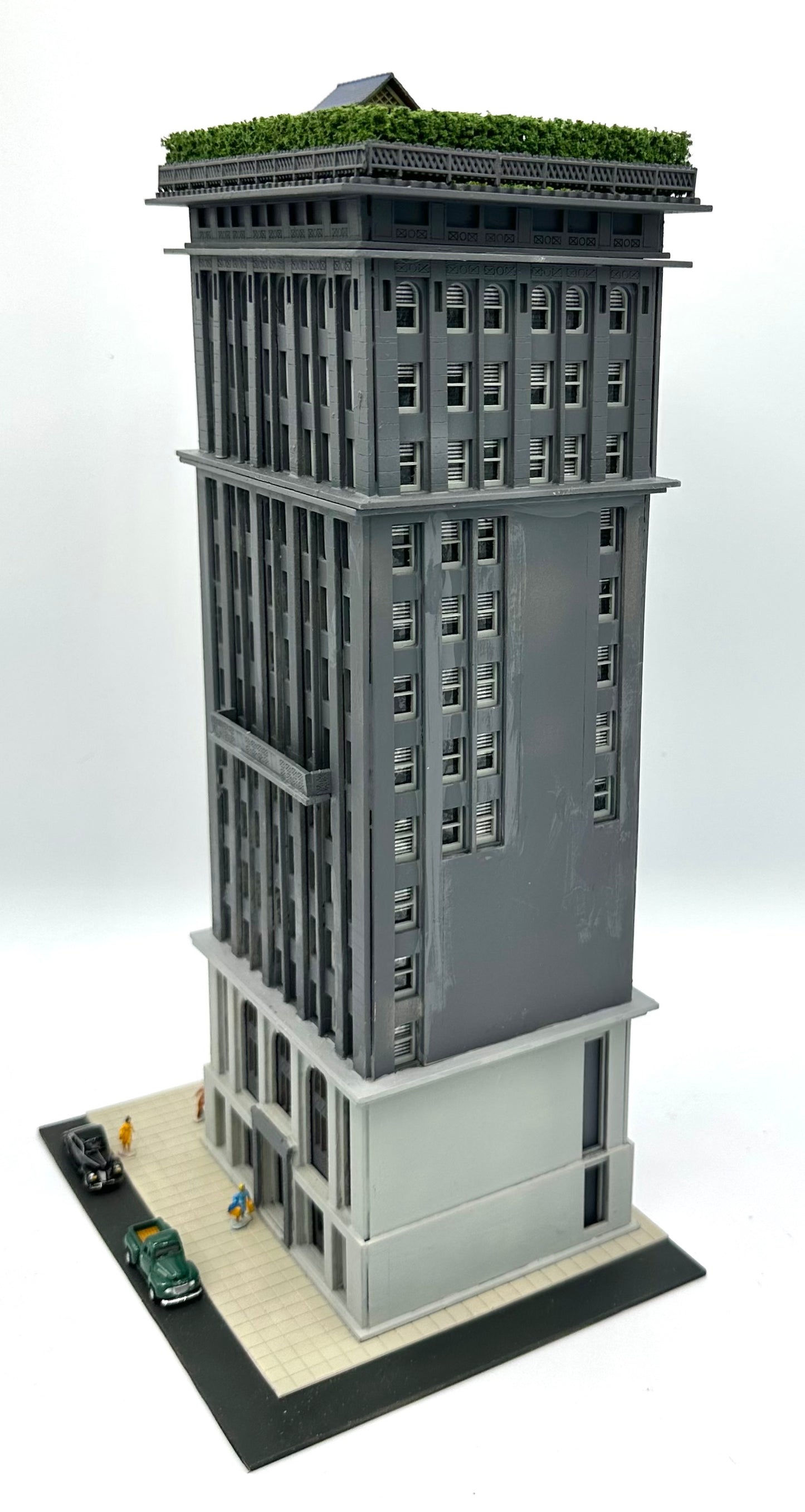 CWM N Scale Grey Commercial /Retailer 13-Story Tower Block  Lighted,