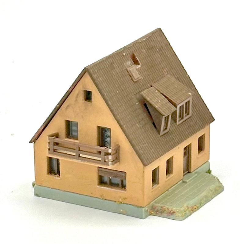 Kibri Z Scale 3-Story Town House Weathered Fully Assembled Lighted