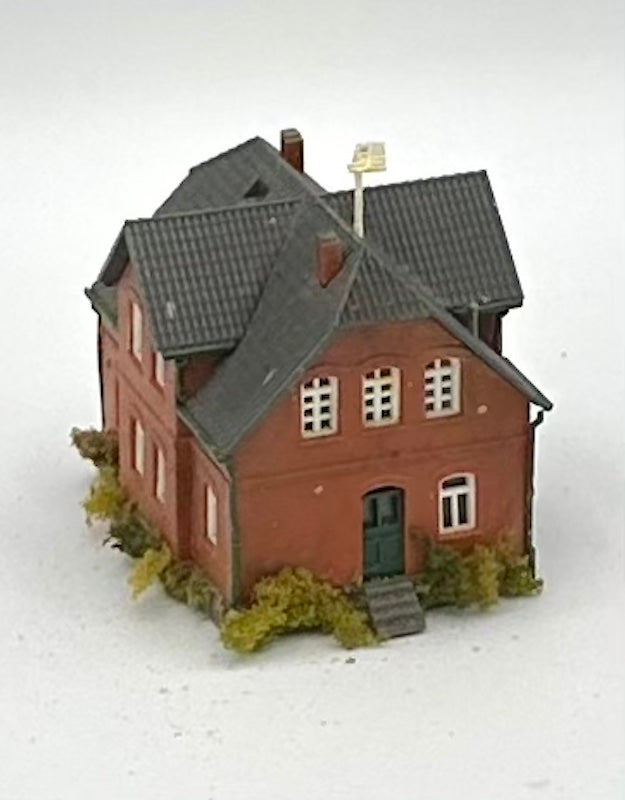 Kibri Z Scale 2-Story Custom Painted/Weathered Town House Lighted