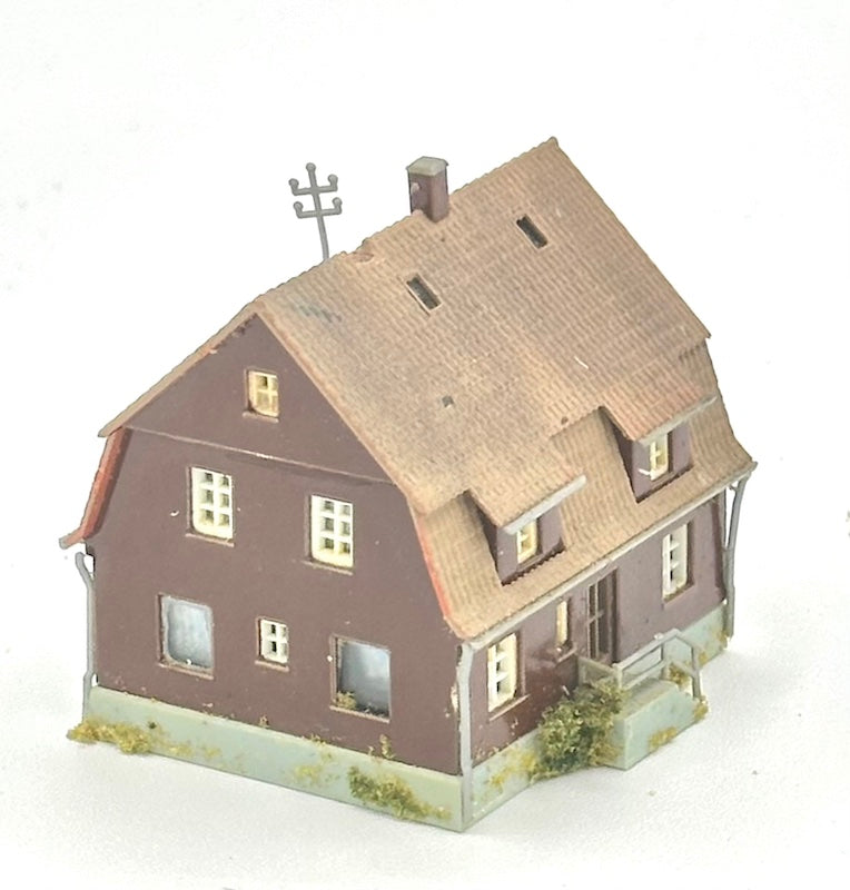 Kibri Z Scale 3-Story Town House Weathered Fully Assembled Lighted