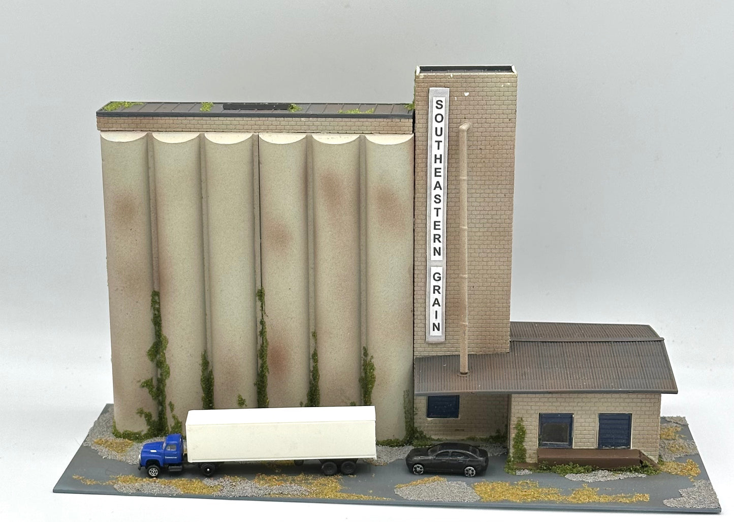 Walthers Cornerstone N Scale 933-3027 " "Southeastern Grain"  Grain Elevator Fully Assembled Diorama